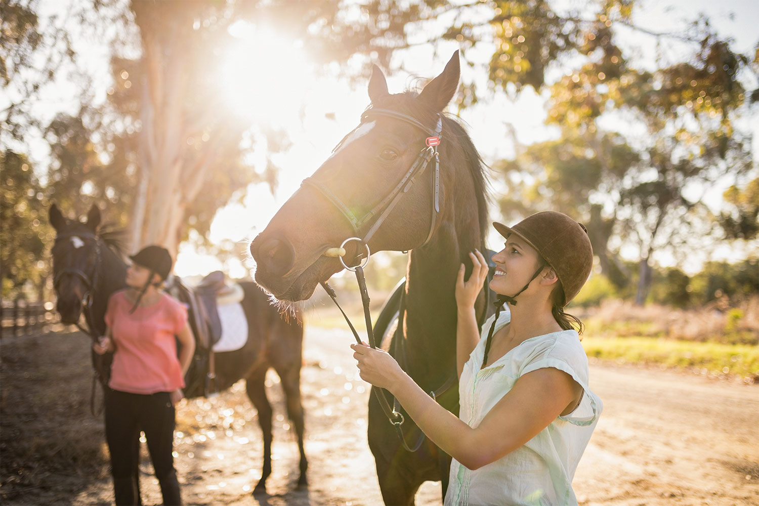 Alumna junto a un caballo en la escuela hípica