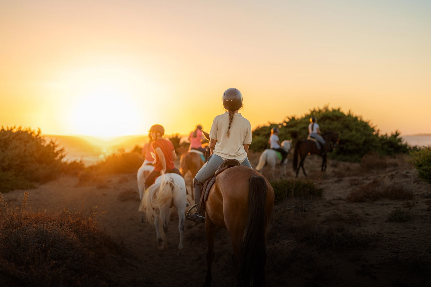 Grupo a caballo durante la puesta de sol en Tenerife