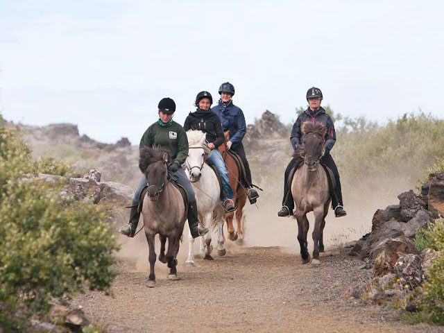 Jinete recorriendo el paisaje volcánico de Fañabé